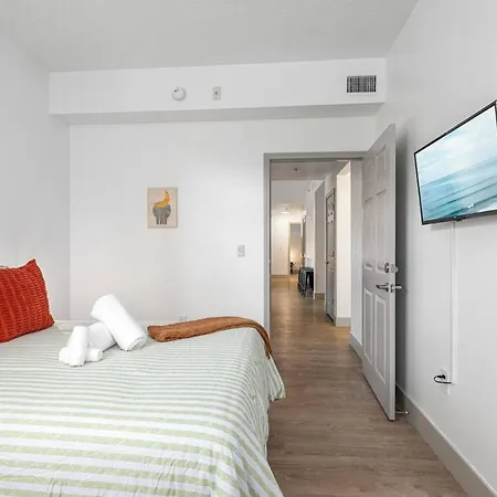 The Tar Heel - Stylish 4br With Views - Free Parking - Gym Apartment *