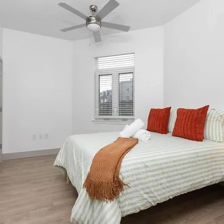 The Tar Heel - Stylish 4br With Views - Free Parking - Gym Apartment Charlotte
