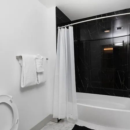 The Tar Heel - Stylish 4br With Views - Free Parking - Gym Apartment