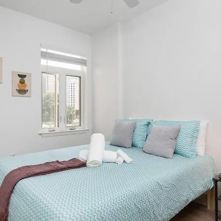 The Tar Heel - Stylish 4br With Views - Free Parking - Gym Apartment Charlotte