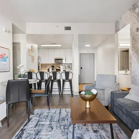 Cozy Charm - Spacious, Parking, Balcony, Gym * Charlotte