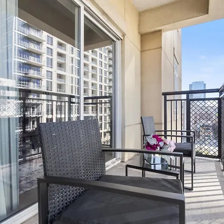 Bright Uptown Bliss - Free Parking, Walkable, Views Apartment