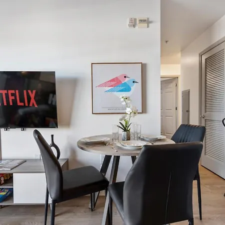 Cozy Charm - Spacious, Parking, Balcony, Gym Apartment *