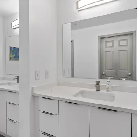 Bright Uptown Bliss - Free Parking, Walkable, Views Apartment