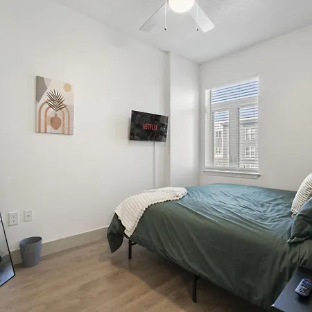 Urban Oasis - Balcony, Free Parking, Views, Gym Apartment