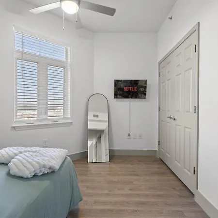 Urban Oasis - Balcony, Free Parking, Views, Gym