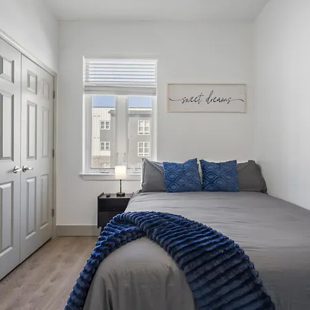 Urban Oasis - Balcony, Free Parking, Views, Gym Apartment *