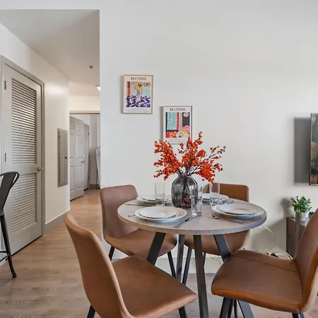Urban Oasis - Balcony, Free Parking, Views, Gym * Charlotte