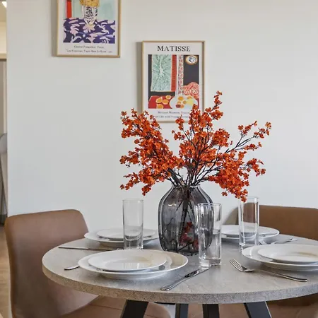 Apartment Urban Oasis - Balcony, Free Parking, Views, Gym *