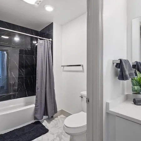 Queen Retreat - Parking, Views, Near Stadium