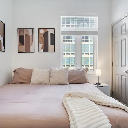 Apartment Queen Retreat - Parking, Views, Near Stadium *