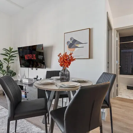 Queen Retreat - Parking, Views, Near Stadium Apartment