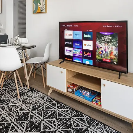Urban Retreat - Free Parking, Wifi, Walk To Stadium *