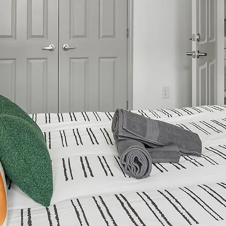 Urban Retreat - Free Parking, Wifi, Walk To Stadium Apartment