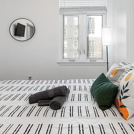 Urban Retreat - Free Parking, Wifi, Walk To Stadium Apartment *