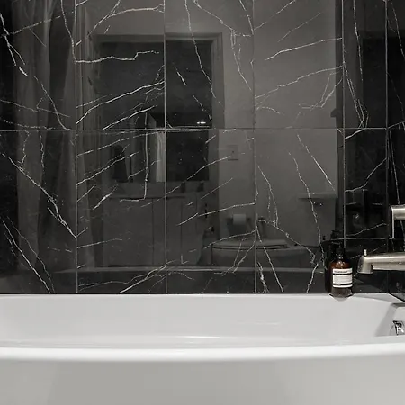 Urban Retreat - Free Parking, Wifi, Walk To Stadium Apartment *