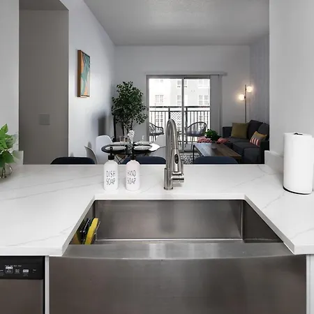Urban Retreat - Free Parking, Wifi, Walk To Stadium Apartment