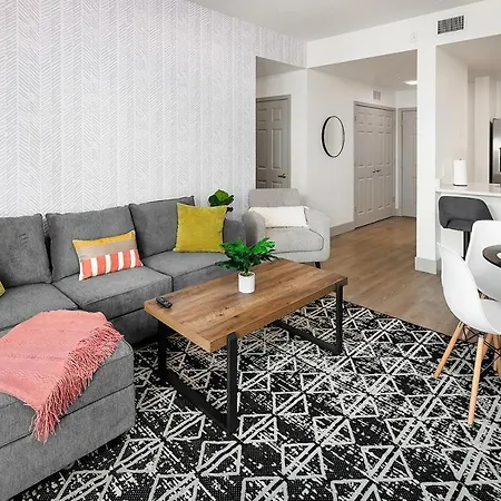 Urban Retreat - Free Parking, Wifi, Walk To Stadium Apartment *