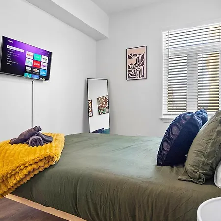 Midnight Marvel - Amazing Views, Free Parking Apartment *