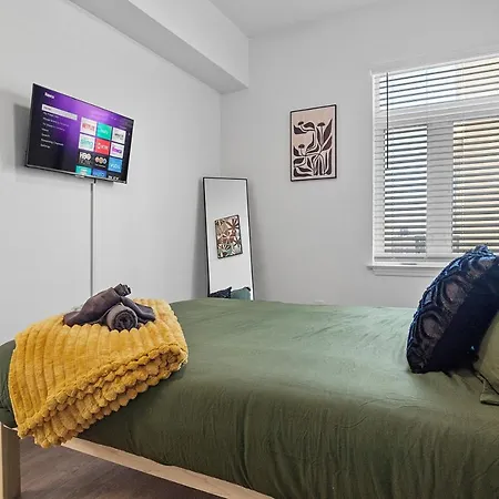 Midnight Marvel - Amazing Views, Free Parking Apartment