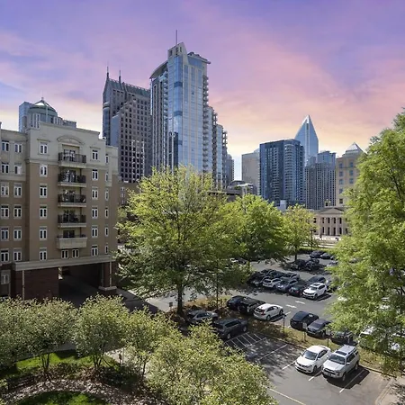 Midnight Marvel - Amazing Views, Free Parking Apartment