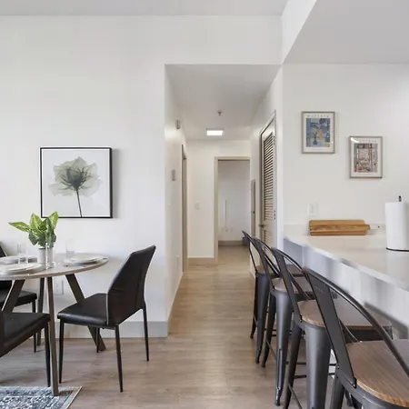 Uptown Luxury - Floor King Suite, Free Parking