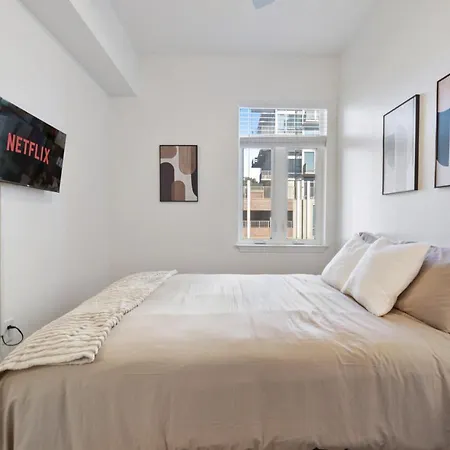 Uptown Luxury - Floor King Suite, Free Parking Apartment *