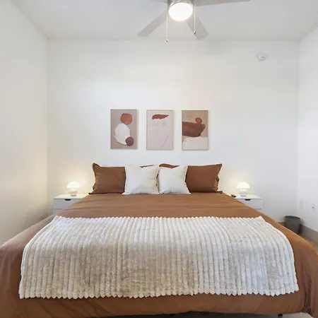 Uptown Luxury - Floor King Suite, Free Parking