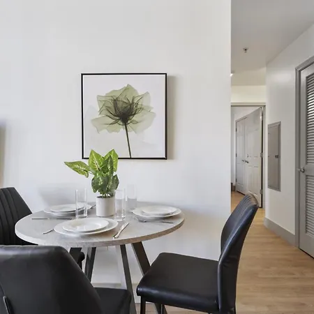 Uptown Luxury - Floor King Suite, Free Parking Apartment