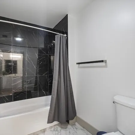Modern Marvel - Free Parking, Gym, Near Stadium Apartment Charlotte