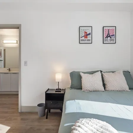 Modern Marvel - Free Parking, Gym, Near Stadium Apartment *