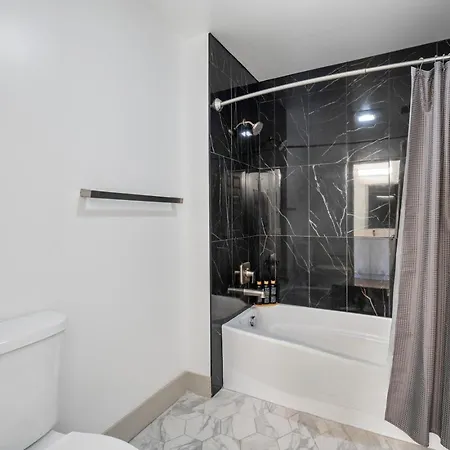Modern Marvel - Free Parking, Gym, Near Stadium Apartment Charlotte