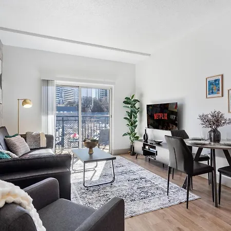Modern Marvel - Free Parking, Gym, Near Stadium Apartment *