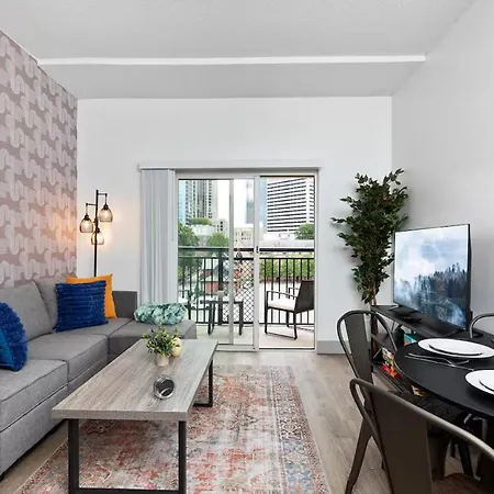 Stylish 4 Bed - 2 Mins To Stadium - Free Parking - Gym - Views *