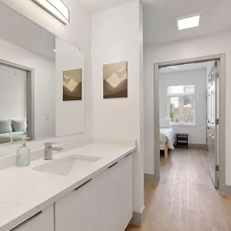 Stylish 4 Bed - 2 Mins To Stadium - Free Parking - Gym - Views Apartment Charlotte