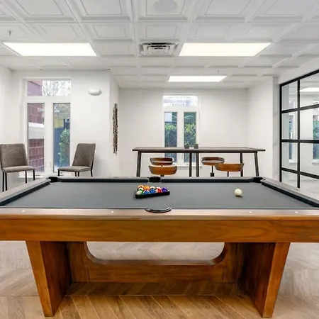 Stylish 4 Bed - 2 Mins To Stadium - Free Parking - Gym - Views *