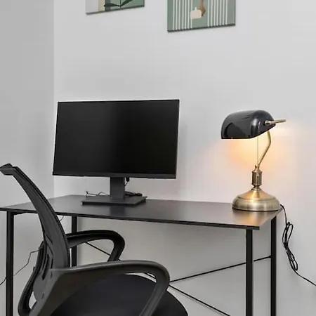 Stylish 4 Bed - 2 Mins To Stadium - Free Parking - Gym - Views * Charlotte