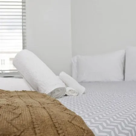 Stylish 4 Bed - 2 Mins To Stadium - Free Parking - Gym - Views Apartment *