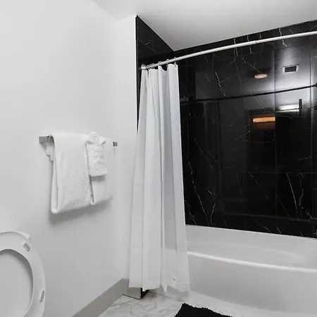 Apartment Stylish 4 Bed - 2 Mins To Stadium - Free Parking - Gym - Views *
