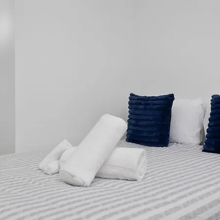 Stylish 4 Bed - 2 Mins To Stadium - Free Parking - Gym - Views Charlotte