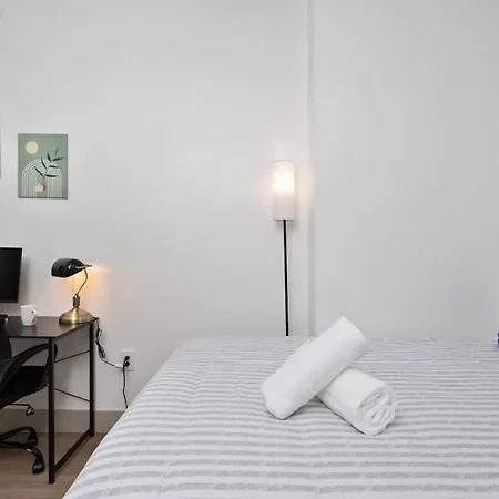 Stylish 4 Bed - 2 Mins To Stadium - Free Parking - Gym - Views * Charlotte