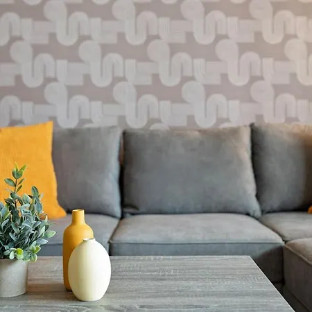 Stylish 4 Bed - 2 Mins To Stadium - Free Parking - Gym - Views