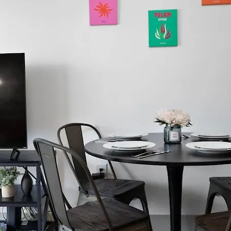 Stylish 4 Bed - 2 Mins To Stadium - Free Parking - Gym - Views Apartment