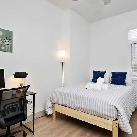 Apartment Stylish 4 Bed - 2 Mins To Stadium - Free Parking - Gym - Views *