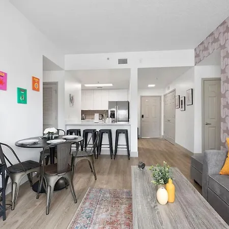 Stylish 4 Bed - 2 Mins To Stadium - Free Parking - Gym - Views *