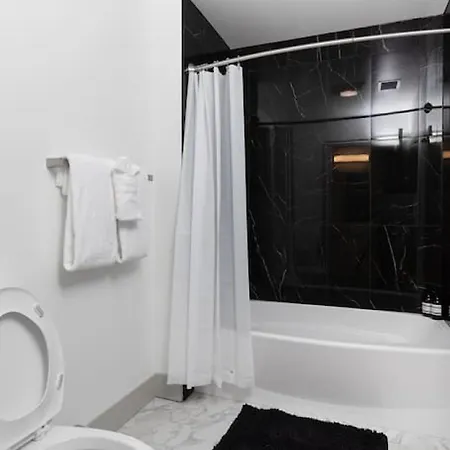 Stylish 4 Bed - 2 Mins To Stadium - Free Parking - Gym - Views Apartment