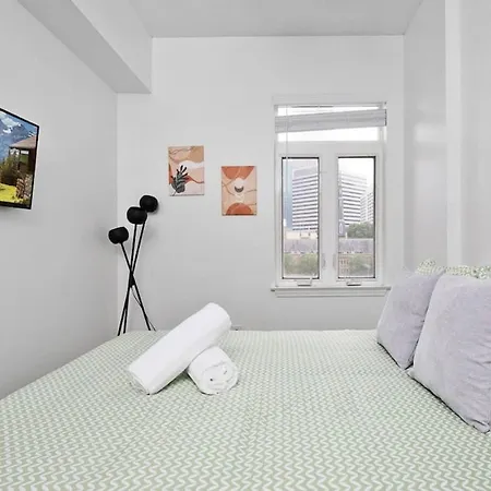 Stylish 4 Bed - 2 Mins To Stadium - Free Parking - Gym - Views Apartment *