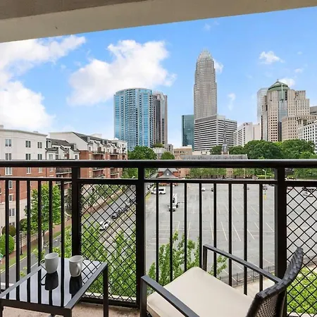 Stylish 4 Bed - 2 Mins To Stadium - Free Parking - Gym - Views Charlotte