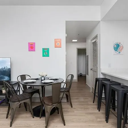 Stylish 4 Bed - 2 Mins To Stadium - Free Parking - Gym - Views Apartment