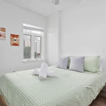 Stylish 4 Bed - 2 Mins To Stadium - Free Parking - Gym - Views Apartment *